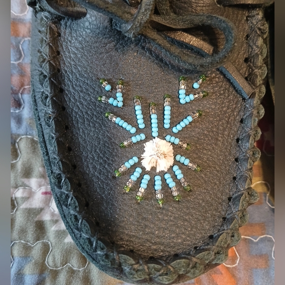 Vintage Beaded Moccasins Hide Leather Size 10 Black Handcrafted Slippers - Picture 9 of 13